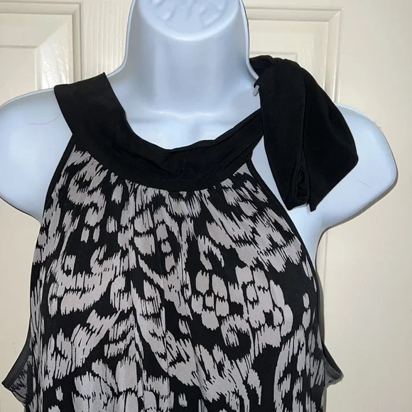 Cute Blouse. Tie around Neck - Picture 2 of 8